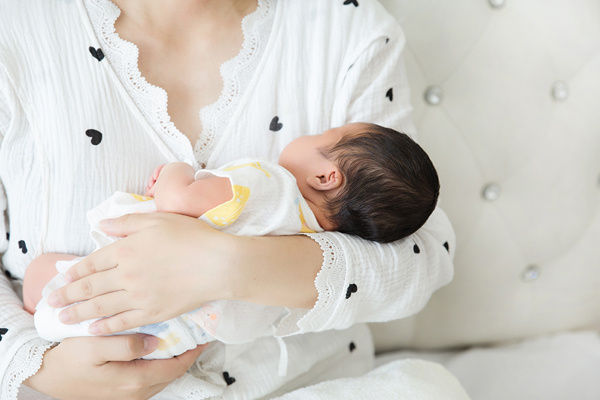 母乳喂养后一岁与两岁断奶，孩子的成长差异对比