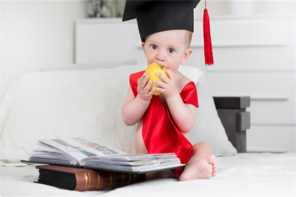 哺乳期福利提升：2025年新哺乳假规定时长增至180天，每日保障最低1小时哺休权益保护政策