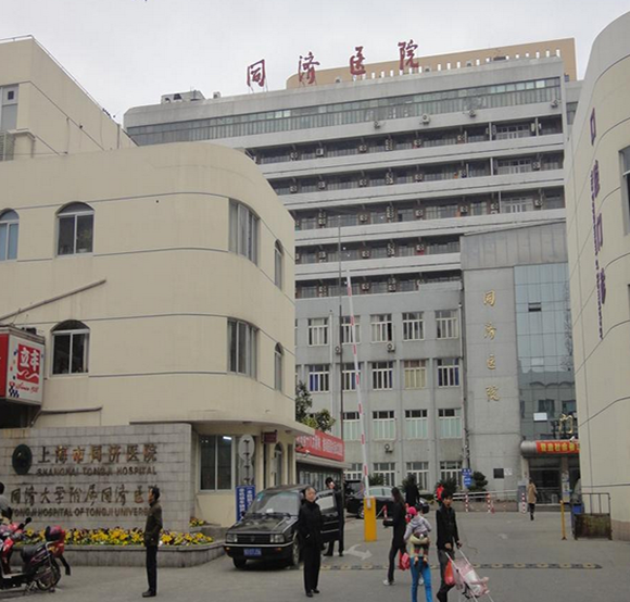 武汉同济医院门口